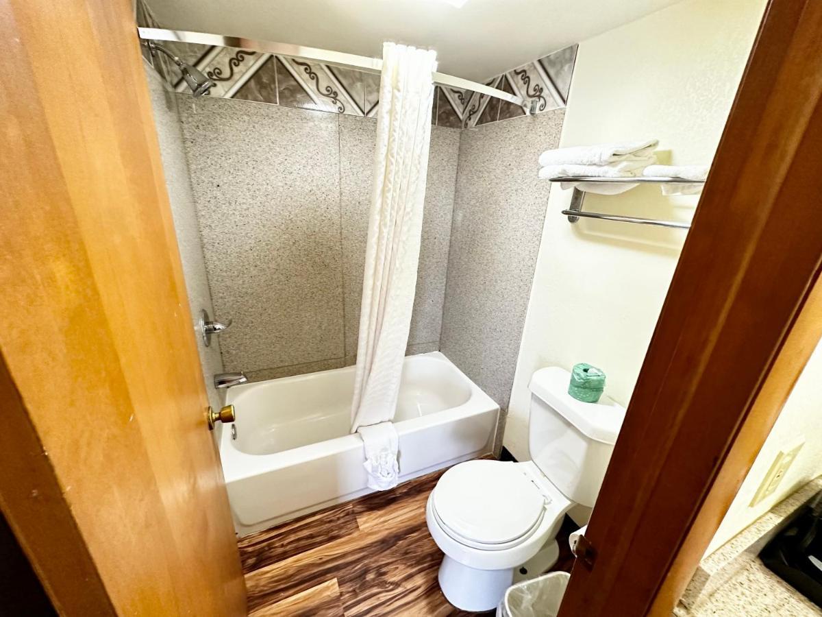 Regency Inn Iola Ngoại thất bức ảnh