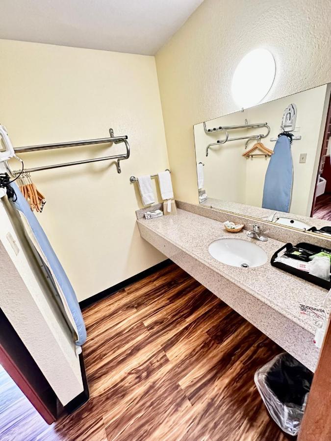 Regency Inn Iola Ngoại thất bức ảnh