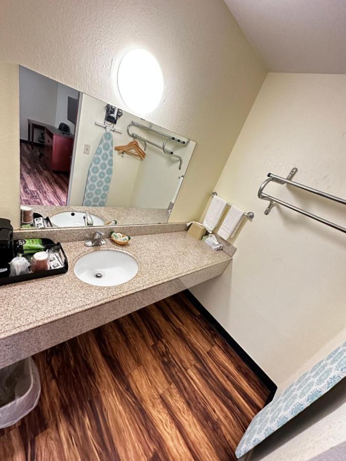 Regency Inn Iola Ngoại thất bức ảnh