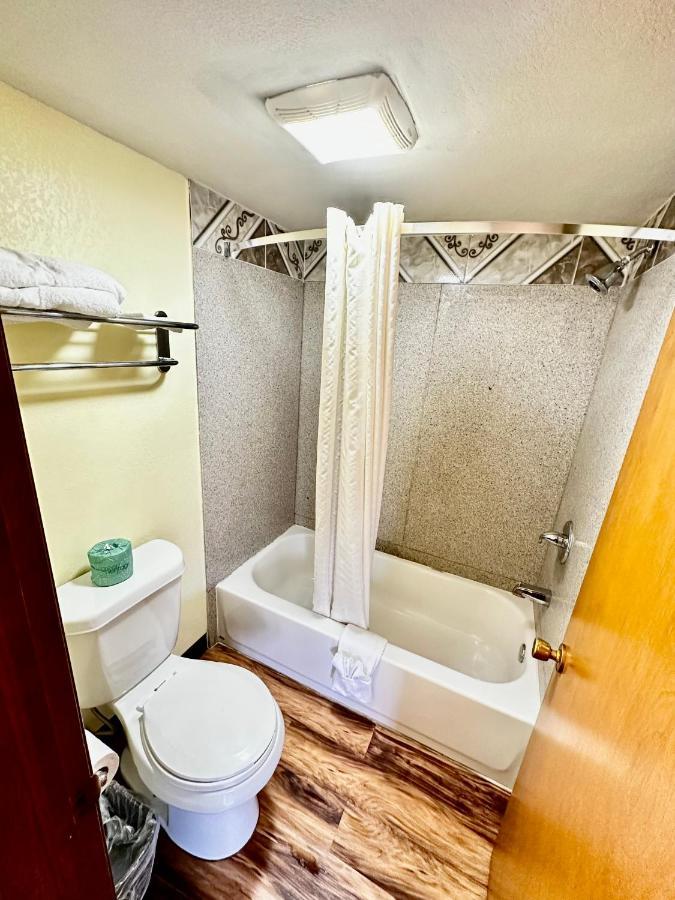Regency Inn Iola Ngoại thất bức ảnh