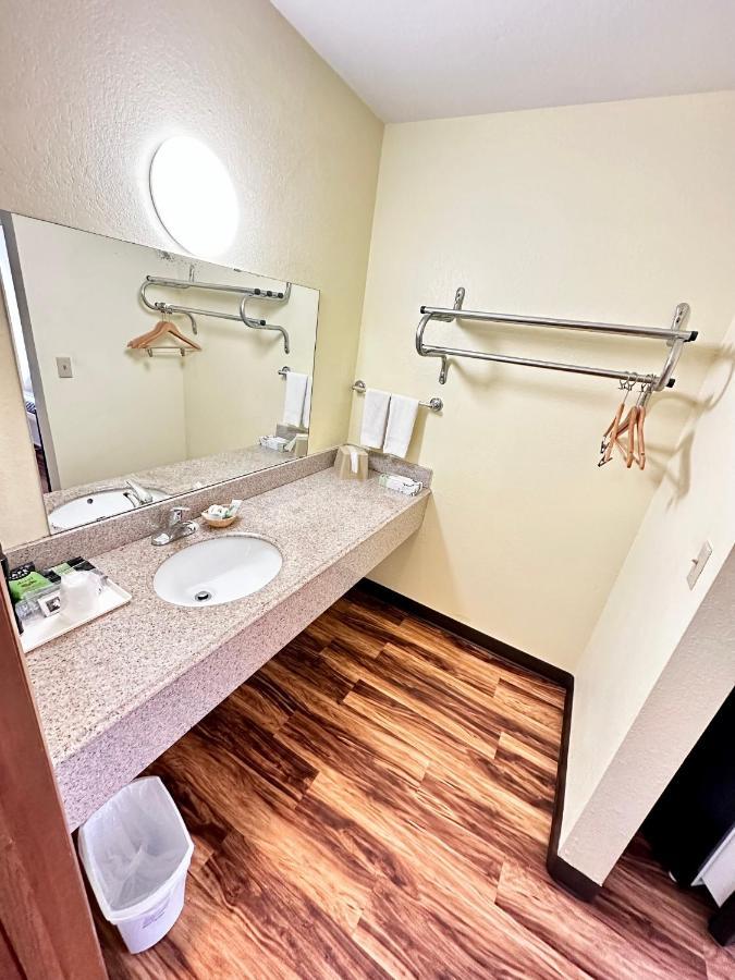 Regency Inn Iola Ngoại thất bức ảnh