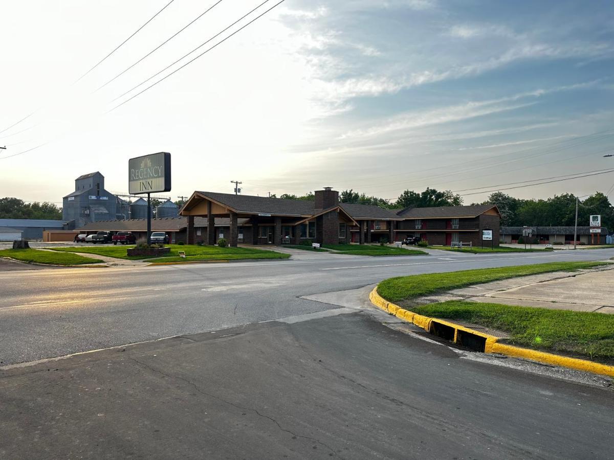 Regency Inn Iola Ngoại thất bức ảnh